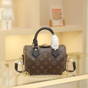 20.5 x 16 x 11 cm (Length x Height x Width)